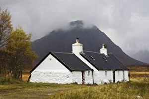 Images Dated 28th October 2009: Black Rock Cottage and Buachaille Etive Moor with rain approaching, Rannoch Moor