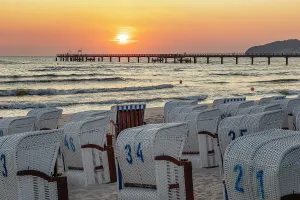 Chairs Prints: Blick vom Strand zur Seebrücke, Binz, Insel Rügen, Mecklenburg-Vorpommern, Deutschland