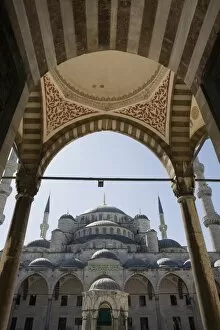 Blue Mosque from courtyard, Istanbul, Turkey, Europe