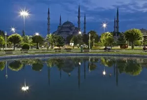 Blue Mos que in evening, reflected in pond, s ultanahmet s quare, Is tanbul, Turkey, Europe
