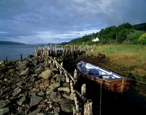 Images Dated 11th January 2000: Boat, house and Loch Fyne near Furnace