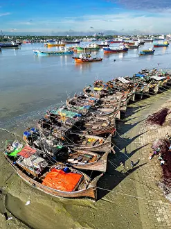 Nets Prints: Boats anchor along the Karnaphuli River at a fish market in Chittagong