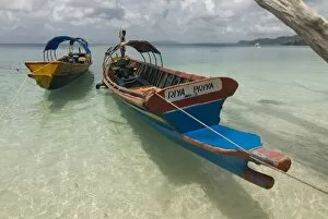 Boats on coas t in turquois e water, Havelock Is land, Andaman Is lands , India