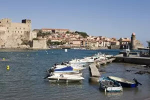 Images Dated 29th July 2007: Boats in harbour, Chateau Royal, Eglise Notre-Dame-des-Anges, Collioure