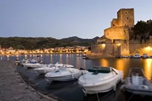 Images Dated 29th July 2007: Boats in harbour, Chateau Royal, Eglise Notre-Dame-des-Anges, Collioure