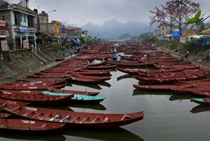 Images Dated 18th March 2007: Boats on river to Perfume Pagoda, Vietnam, Indochina, Southeast Asia, Asia