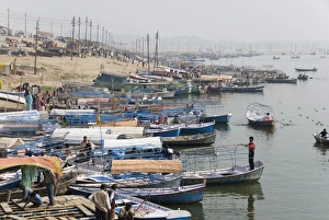 Images Dated 30th December 2008: Boats on the Yamuna side of the Sangam, at confluence of Ganges and Yamuna