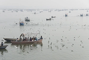 Images Dated 30th December 2008: Boats on the Yamuna side of the Sangam, at confluence of Ganges and Yamuna