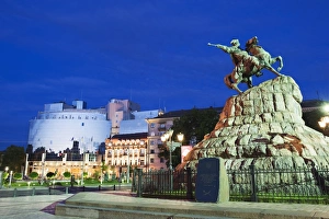 Images Dated 4th June 2009: Bohdan Khmelnytsky Moorish style statue, and Hyatt Regency hotel, Kiev, Ukraine, Europe