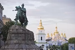 Images Dated 4th June 2009: Bohdan Khmelnytsky statue, and St. Michaels Gold Domed Monastery, 2001 copy of 1108 original