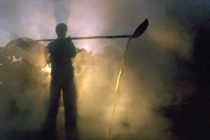 Images Dated 29th November 2007: Boiling off water from cane juice to make jaggery (sugar), after sugar cane harvest