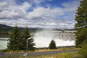 Images Dated 26th August 2009: Bonneville Dam and Locks in the Columbia River Gorge, Greater Portland Region