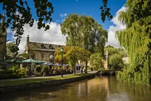 Images Dated 25th August 2011: Bourton-on-the-Water, The Cotswolds, Gloucestershire, England, United Kingdon, Europe