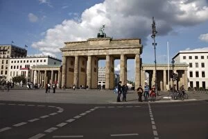 Images Dated 8th June 2009: Brandenburg Gate, Pariser Platz, Unter Den Linden, Berlin, Germany, Europe