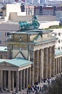Images Dated 19th April 2010: The Brandenburger Tor (Brandenburg Gate) and the Quadriga, Berlin, Germany, Europe