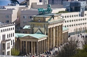 Images Dated 19th April 2010: The Brandenburger Tor (Brandenburg Gate) and the Quadriga, Berlin, Germany, Europe