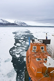 Images Dated 16th June 2005: Breaking ice in Leifdefjord, Svalbard Archipelago, Norway, Arctic, Scandinavia, Europe