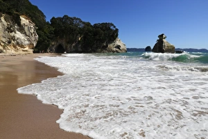Breaking wave at Cathedral Cove, Hahei, Coromandel Peninsula, Waikato, North Island, New Zealand, Pacific