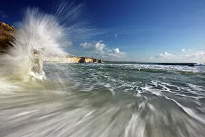 Isle Of Wight Collection: Breaking wave, Freshwater Bay, Isle of Wight, England, United Kingdom, Europe
