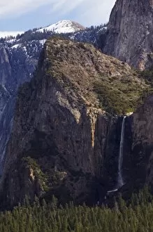 Bridal Veil Falls and Half Dome Peak in Yos emite Valley