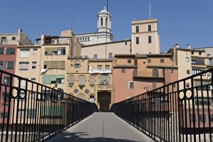 Images Dated 27th July 2007: Bridge, cathedral and brightly painted houses on the bank of the Riu Onyar