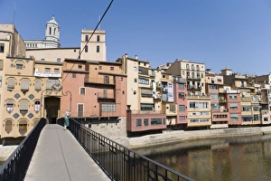 Images Dated 27th July 2007: Bridge, cathedral and brightly painted houses on the bank of the Riu Onyar