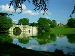 Images Dated 10th April 2008: Bridge, lake and house, Blenheim Palace, Oxfordshire, England, United Kingdom, Europe