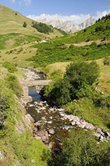 Images Dated 16th July 2009: Bridge over Rio Aragon Subordan in the upper Hecho valley overlooked by karst limestone peaks