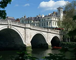 River Thames Gallery: Bridge and River Thames, Richmond, Surrey, England, United Kingdom, Europe