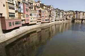 Brightly painted houses on the bank of the Riu Onyar, old town, Girona