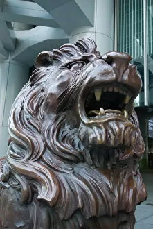 Images Dated 5th November 2007: Bronze lion statue outside the HSBC Bank Headquarters, rubbing its paws is said to bring good luck