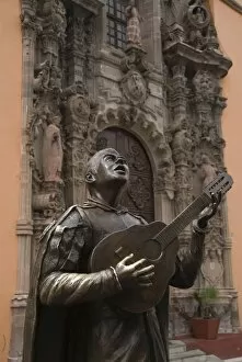 Bronze s tatue of a s inging Mexican, in front of the Temple of s an Diego