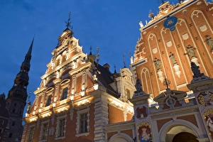 Images Dated 16th August 2007: Brotherhood of Blackheads House illuminated at dusk, Old Town, UNESCO World Heritage Site, Riga