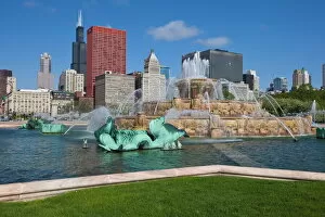 Images Dated 12th May 2008: Buckingham Fountain in Grant Park with Sears Tower and skyline beyond, Chicago