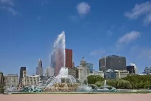 Images Dated 12th May 2008: Buckingham Fountain in Grant Park with skyline beyond, Chicago, Illinois