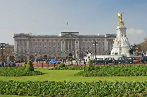 Images Dated 8th January 2000: Buckingham Palace and Queen Victoria Monument, London, England, United Kingdom, Europe