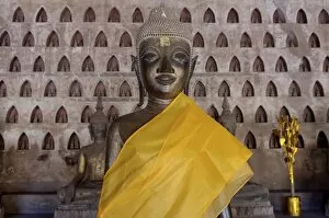 Images Dated 29th September 2006: Buddha statue in the gallery or cloister surrounding the Sim, Wat Sisaket