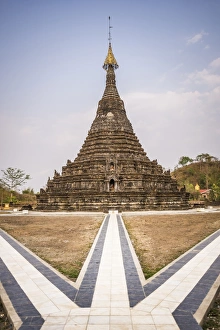 Mrauk U Prints: Buddhist temple ruins in Mrauk U, Rakhine State, Myanmar (Burma), Asia