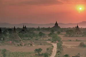Buddhist temples at archaeological site, Bagan (Pagan), Myanmar (Burma), Asia