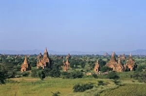 Images Dated 10th March 2005: Buddhist temples, Bagan (Pagan) archaeological site, Myanmar (Burma), Asia
