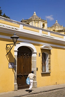 Images Dated 27th February 2008: Building on 5a Avenue North, Antigua City, Guatemala, Central America