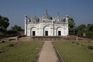 Images Dated 9th November 2010: Building in the Khushbagh, Garden of Happiness, enclosing the tombs of Siraj-ud-Daulah