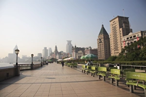 Images Dated 9th November 2006: The Bund, Promenade, Shanghai, China, Asia