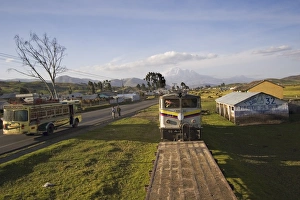 Images Dated 27th January 2005: Bus and the famous El Nariz del Diablo (The Devils Nose) train en route to Riobamba with 6310m