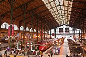 Crowded Prints: A busy Gare du Nord station in Paris, France, Europe