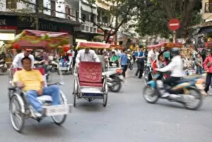 Busy street with rickshaw drivers, Hanoi, Vietnam, Indochina, Southeast Asia, Asia