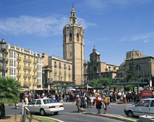 Busy street scene on the Plaza de Zaragoza with