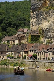 Caberre boat on the river Dordogne, La Roque-Gageac, Dordogne, France, Europe