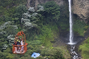 Images Dated 1st February 2005: Cable car at the Rio Verde waterfall in the valley of the Pastaza River that flows from the Andes