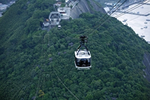 Images Dated 12th February 2010: Cable cars at the Pao de Acucar (Sugar Loaf mountain), Rio de Janeiro, Brazil, South America